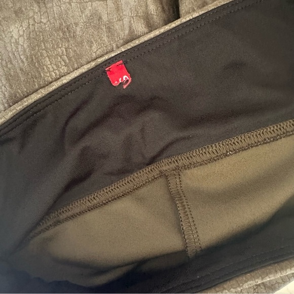 SPANX Faux Leather Croc Shine Leggings Darkened Olive Slimming Size Small - Picture 10 of 11